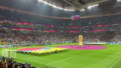 “利物浦击败南安普敦，继续领跑积分榜”