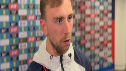 第33轮焦点战热刺与曼联2-2战平，拉波尔特独造两球力保曼联，下半场险些被逆转！